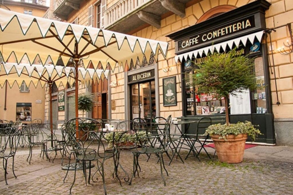 Esterno caffetteria storica torinese Al bicerin