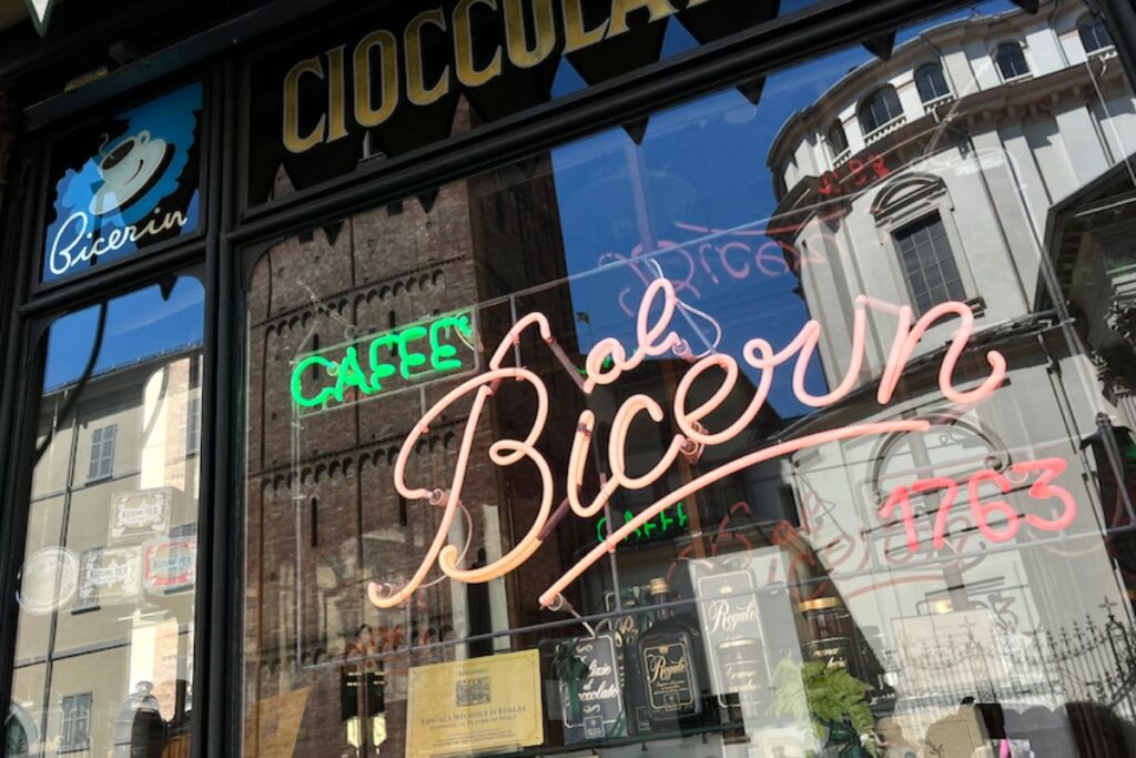 L'insegna della storica caffetteria torinese "Al bicerin", alla quale si deve l'invenzione della bevanda sabauda al cioccolato e al caffè.