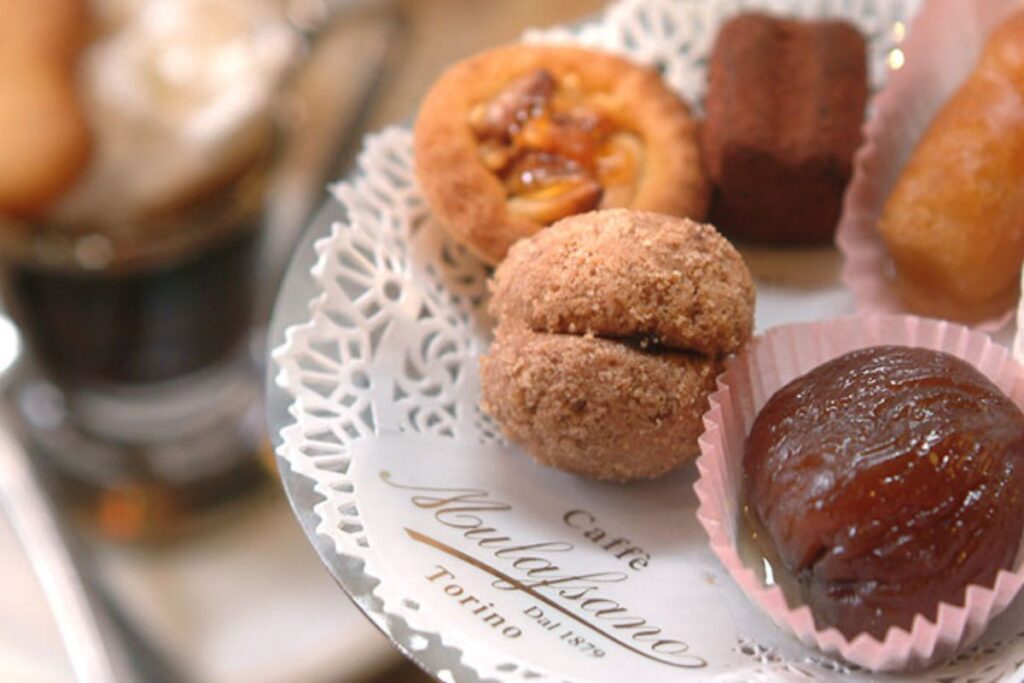 Un piattino di pasticcini firmati dalla caffetteria Mulassano a Torino.