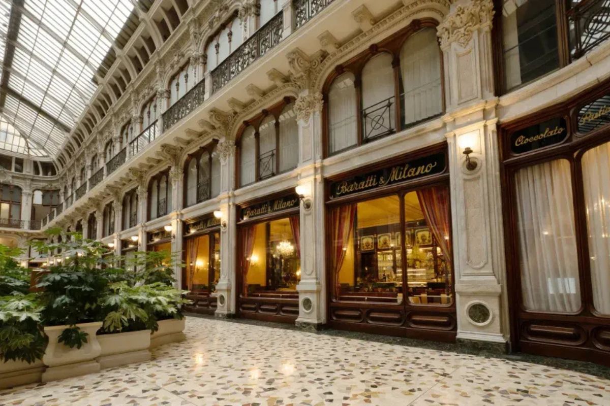 Esterno caffetteria Baratti e Milano nella Galleria Subalpina a Torino