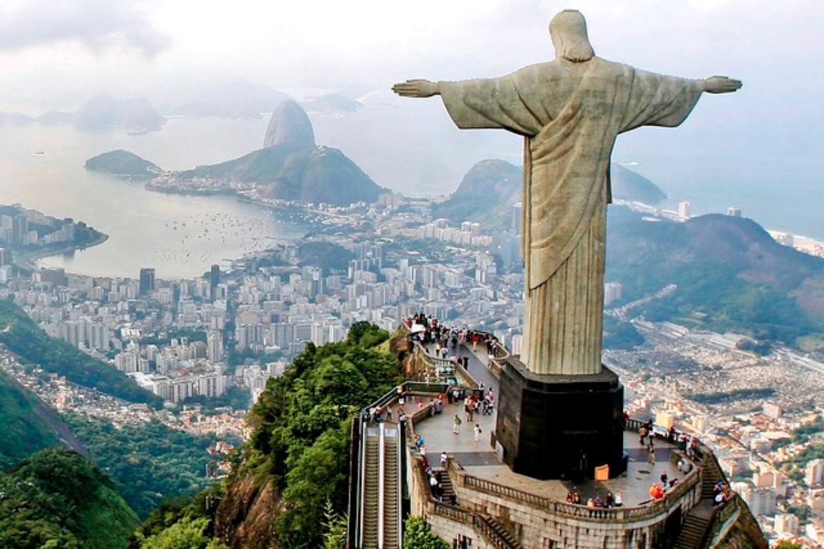 Cristo Redentore Rio de Janeiro Brasile con vista panoramica su Pão de Açúcar, baia di Guanabara e città