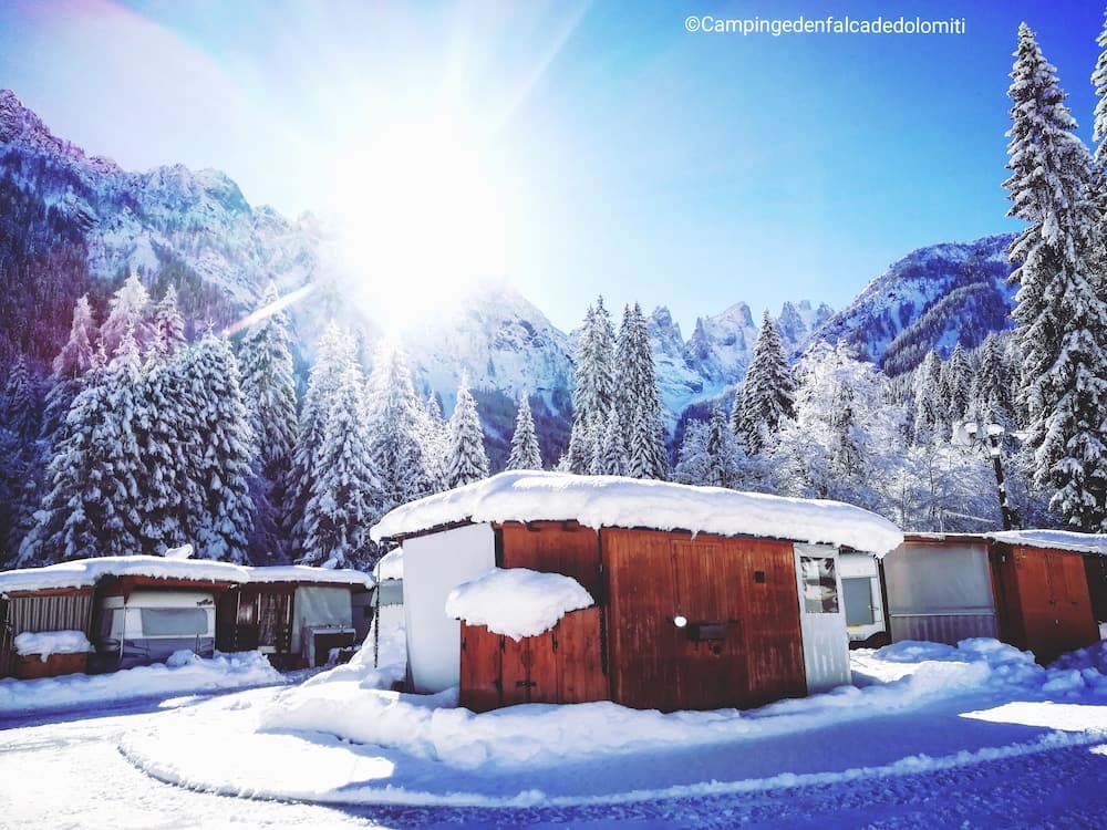 I campeggi invernali sono una soluzione perfetta per viaggiare in famiglia