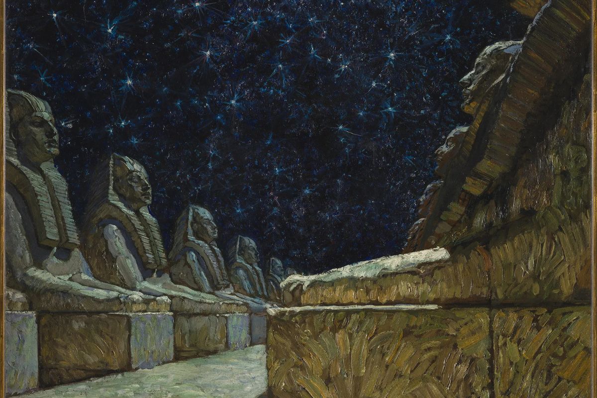 Dipinto di una fila di sfingi egizie in prospettiva sotto un cielo notturno stellato, esposto alla GAM di Torino.