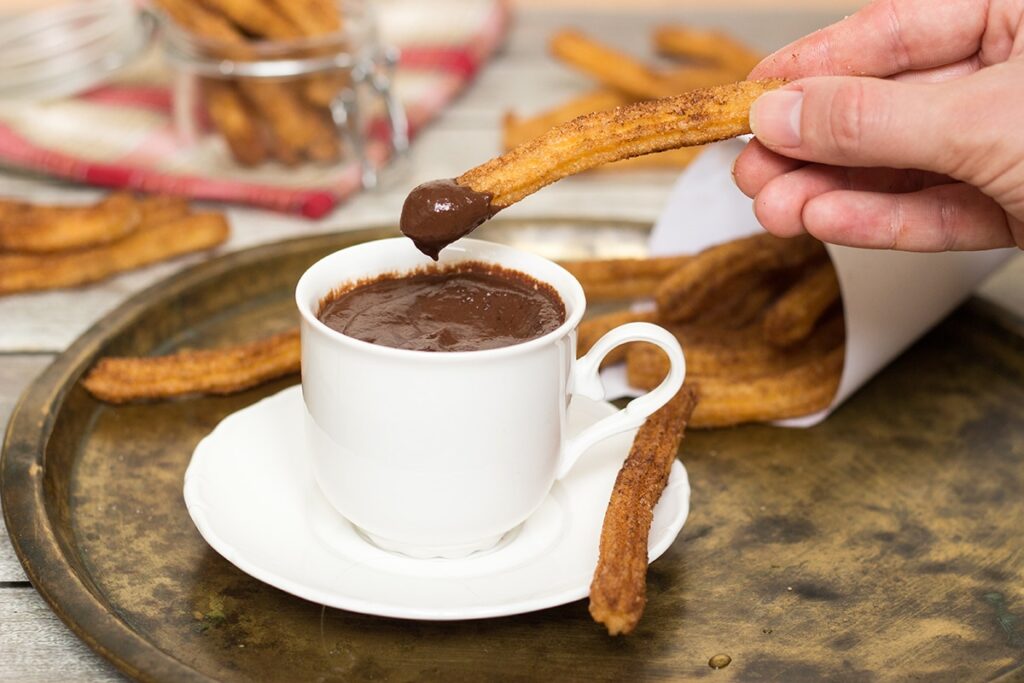Il chocolate con churros è una tipica colazione dopo la Vigilia di Capodanno a Madrid