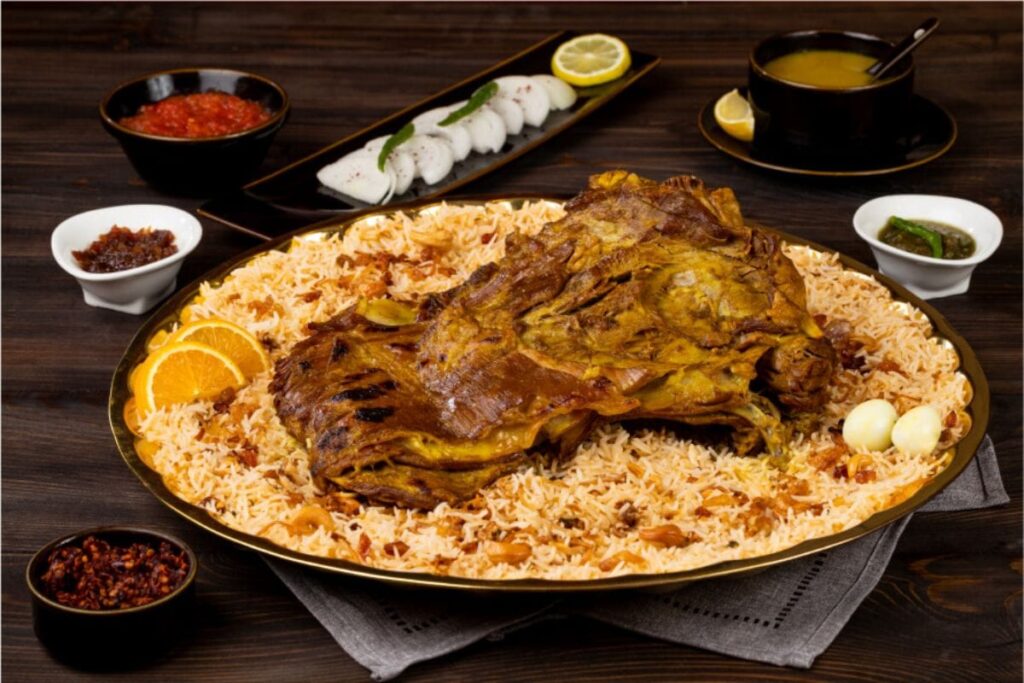 Il mandi, un piatto a base di carne e riso speziato, fa parte della cultura e tradizioni di Dubai